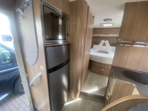 Pilote Aventura P 730 with queen bed AND LUXURY photo: 17