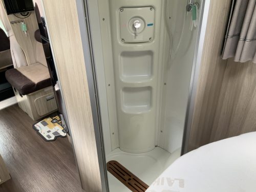 Laika Exclusieve Ecovip AUTOMATIC, 2.3 Multijet 150 HP, Semi-integrated, Queen bed, Half-dinette, Swivel seats Motorhome centre on the road photo: 32