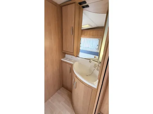 Hobby Excellent 460 UFE frans bed rondzit toilet  foto: 10