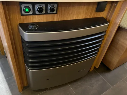 Dethleffs Nomad 520 RET L&auml;ngsbetten, Rangierhilfe, Klimaanlage Foto: 15