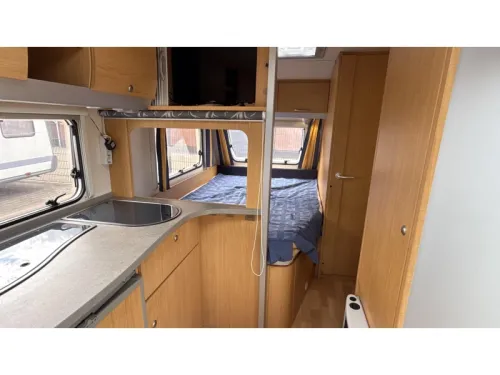 Knaus Sudwind 450 FU French bed dinette toilet photo: 2