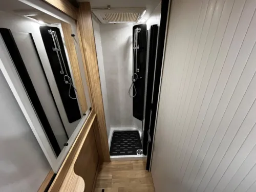 Pilote P 690 D Motorhome, Central pop-up bed photo: 10