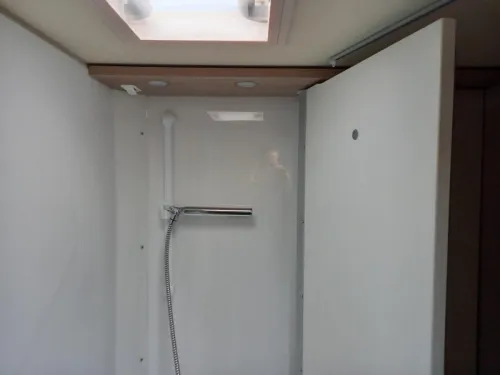 B&uuml;rstner Lineo 690 G - 155hp - Narrow camper photo: 15