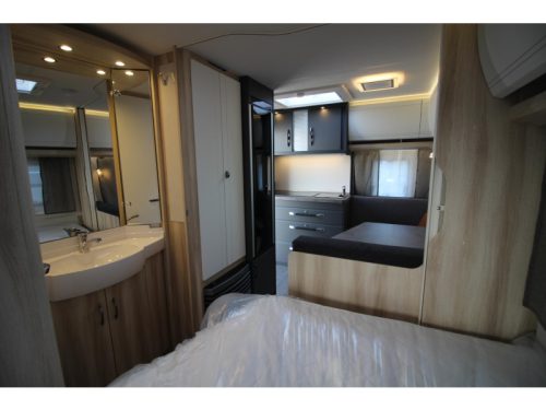 Hobby De Luxe 400 SFE French bed & tall refrigerator photo: 9
