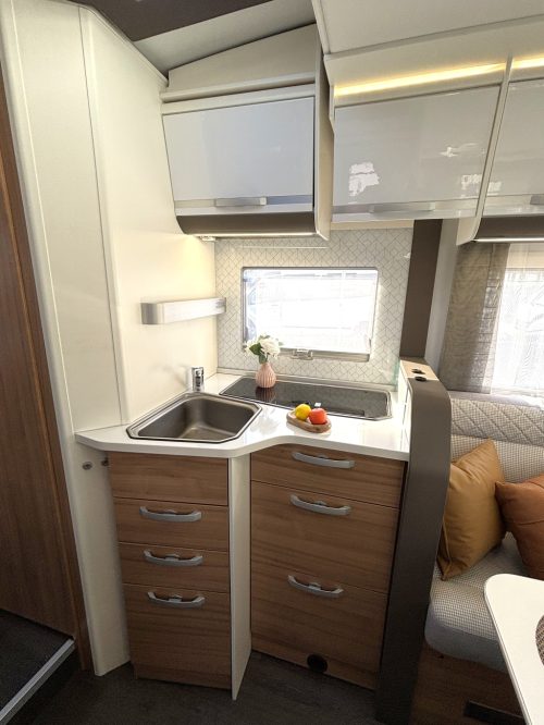 Adria Matrix Plus 670DC QUEENSBED + POP-TOP ROOF + FACE TO FACE photo: 7