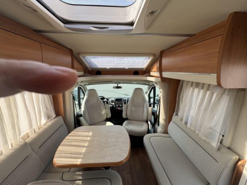 Hymer T 704 SL single beds levelling system photo: 11