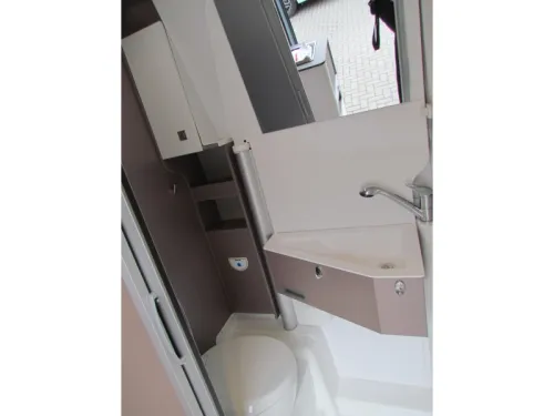 B&uuml;rstner Eliseo 644 C Techo elevable-Tercera cama, Autom&aacute;tica foto: 5