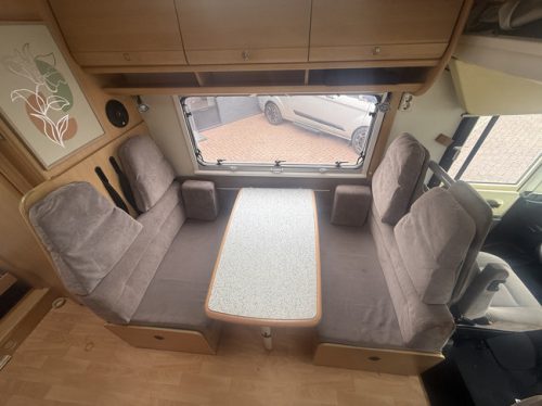 Dethleffs Esprit 2.8 128 pk bovenbed stapelbed luifel fietsendrager 2x zonnepaneel dakairco camera face to face garage foto: 9