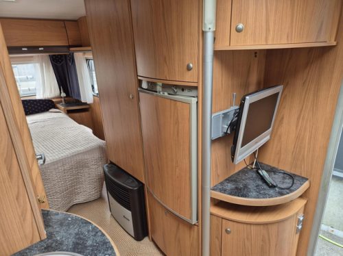 B&uuml;rstner 525 TS Belcanto Queens bed small awning photo: 11