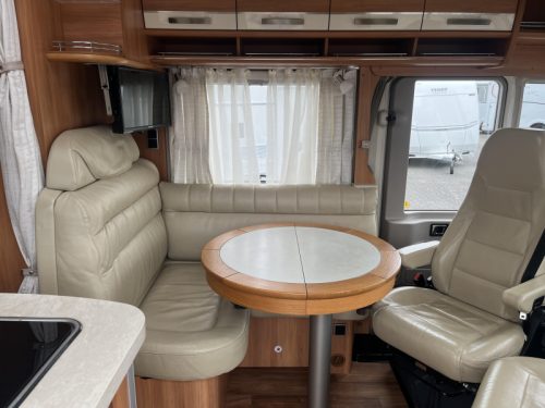 Hymer B 578 - Syst&egrave;me de mise &agrave; niveau - photo : 5