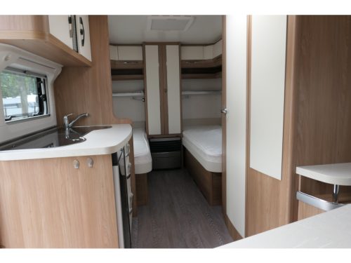 Hobby De Luxe 460 LU Einzelbetten Rangierhilfe und Vorzelt Foto: 12