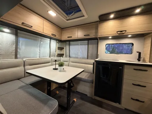 Weinsberg CaraOne Edition HOT 450 FU Franz&ouml;sisches Bett / Rundsitzgruppe  Foto: 8