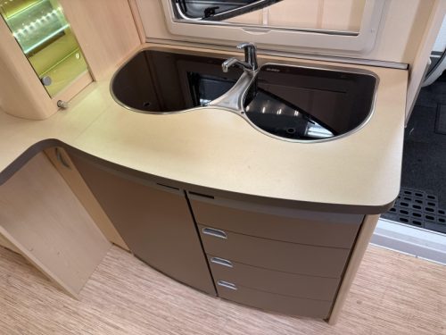Hobby La Vita Bionda 495 UL 2 BERTHS MOVER AWNING TOP photo: 9