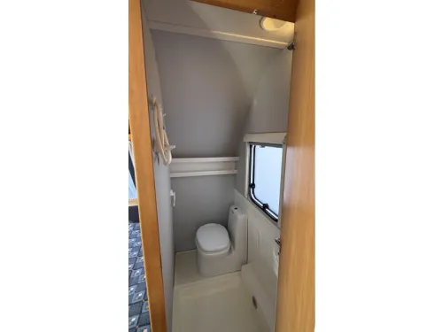 Eifelland Holiday 465 TF French bed dinette toilet photo: 11