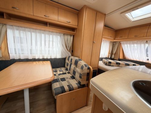 Hobby De Luxe 400 SF Awning, Seating Area Transverse bed photo: 3