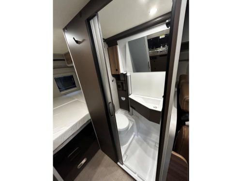 B&uuml;rstner B66 600 C Autocaravana con techo elevable, Autom&aacute;tico, 5 plazas foto: 15