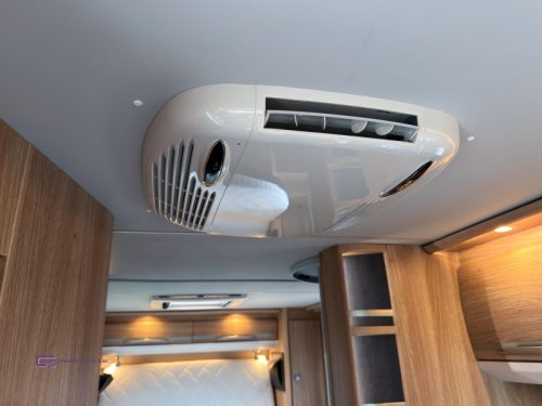 Knaus Sky TI 700 MX Queensbett Niveauregulierung Foto: 12