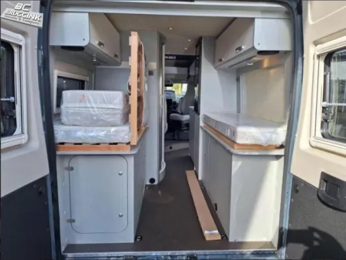 Hymer Free 600 Querbett und Hubdach/Bett Foto: 6