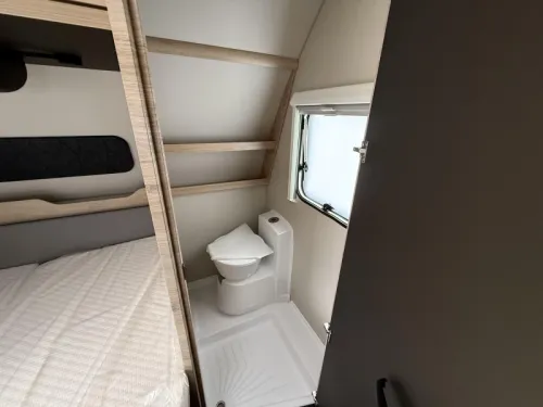 Weinsberg CaraOne Edition HOT 450 FU Franz&ouml;sisches Bett / Rundsitzgruppe  Foto: 8