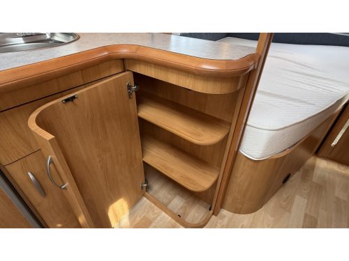 Hobby Excellent Easy 460 UFE franz&ouml;sisches Bett Rundsitzgruppe Toilette Foto: 7