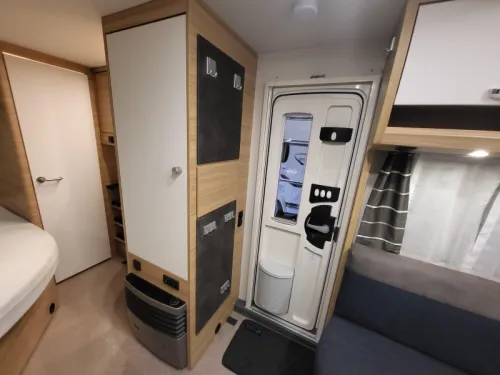 Dethleffs Camper 450 FR Rangierhilfe, Zelt, Markise  Foto: 14