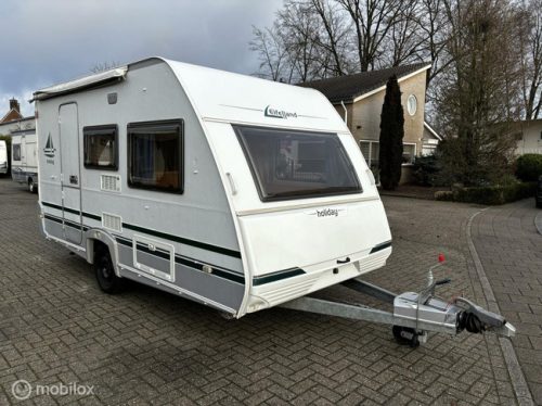 Knaus Eifelland Holiday super neat transverse bed cassette awning photo: 3