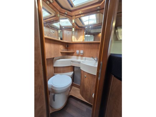 Carthago CHIC C-LINE I XL 5.5 LE 3.0 177 HP FULL OPTIONS !! LONG BEDS PULL-DOWN BED LEVEL SYSTEM 4 SOLAR PANELS 2x 200AH LITHIUM BATTERIES TV photo: 18