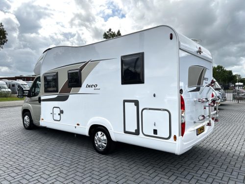 B&uuml;rstner Ixeo IT 700 Queenbed/pop-top roof/39,000km photo: 3