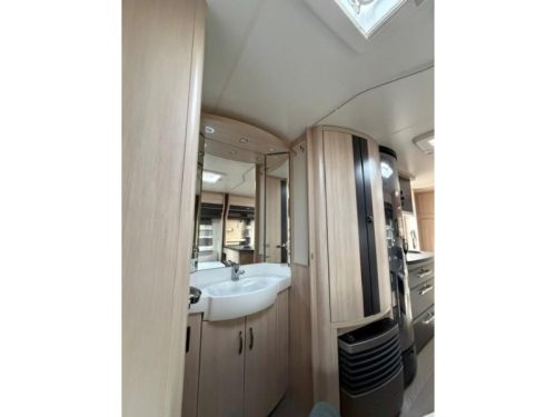 Hobby De Luxe Edition 560 KMFE stapelbed voortent mover  foto: 16