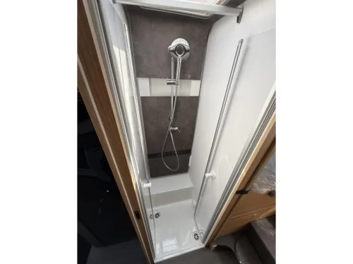 Adria Coral Plus 670 DL Face To Face  photo: 17