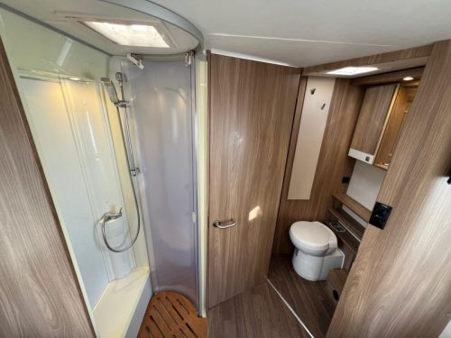 B&uuml;rstner Aviano I 727 French bed pop-top roof 150HP photo: 16