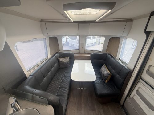 Eriba T 820 (TOURING 820) full options EP level systeem lengte bedden XT mover Truma zonnepanelen 2x dakairco Dometic elktr schotel foto: 9