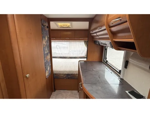 Hobby Excellent 470 UF lit en travers photo toilettes autour: 2