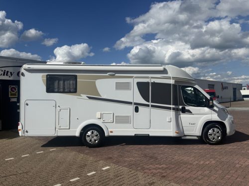 Hymer carado T 447 automatique lits jumeaux auvent climatisation de toit panneau solaire antenne parabolique &eacute;lectrique TV cam&eacute;ra porte-v&eacute;los grand garage r&eacute;frig&eacute;rateur XXL photo: 2