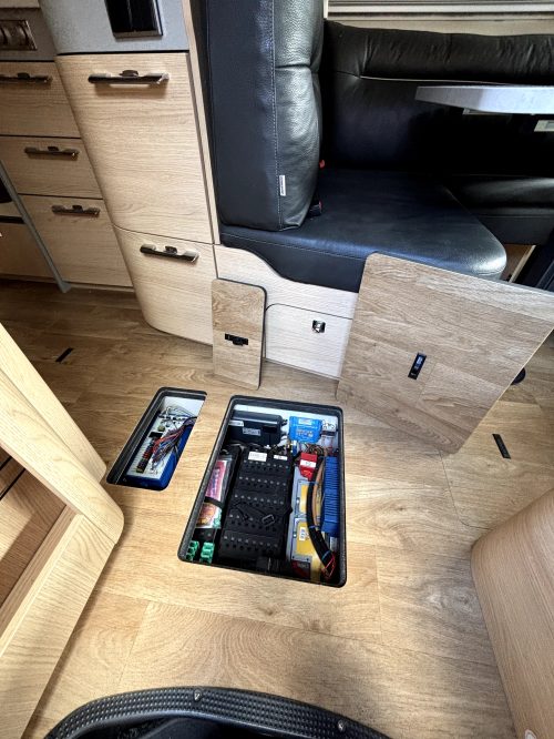 HYMER BMCI 600 White Line Full Options /Sistema de nivelaci&oacute;n foto: 36