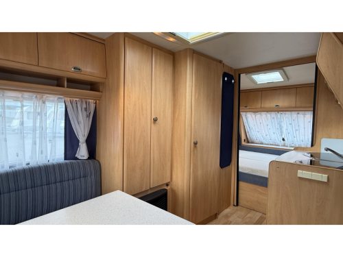 Hobby De luxe Easy 450 UF Querbett Rundsitzgruppe Toilette Foto: 3