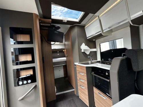 Adria Matrix Plus 670 DC TV & Satellit, Bankklimaanlage Foto: 7