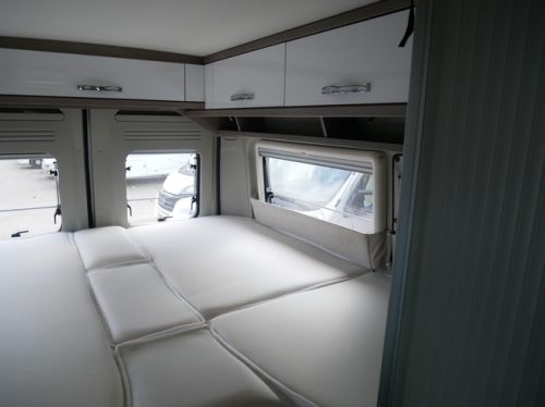 P&ouml;ssl Roadcruiser 640, Automaat, Slaaphefdak, Lengtebedden foto: 17