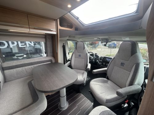 Knaus Sky Wave 650 MEG Einzelbetten + Hubbett Foto: 8