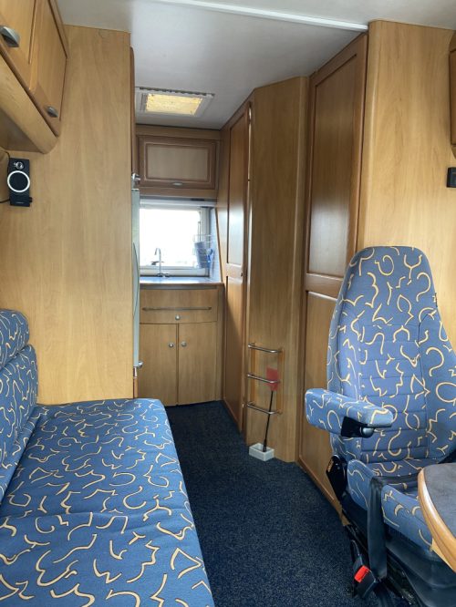 Hymer B 584 2.8 JTD 128 Pk Integral, Drop-down bed front, Long bench, 3 Swivel seats, End kitchen etc. Year 2002. B 584 Marum photo: 13