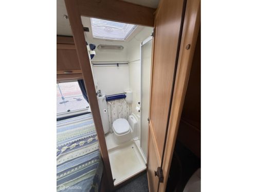 Hymer B574 &ndash; Ger&auml;umiger Vollintegriert-Wohnmobil mit Festbett UND ger&auml;umigem Hubbett Foto: 13