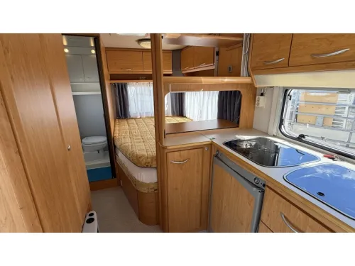 Knaus Blue Line 450 TF franz&ouml;sisches Bett Rundsitzgruppe Toilette Foto: 1