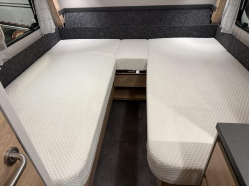 Dethleffs Wohnwagen 460 EL 2 BETTEN SITZGRUPPE AUS VERMIETUNG Foto: 3