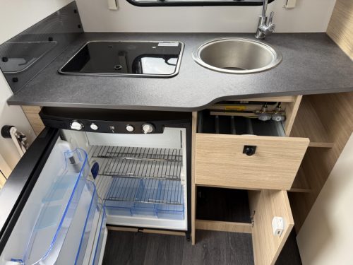 Caravelair Alba 400 FIXED BED DINETTE AWNING photo: 9