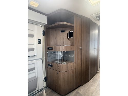 Eriba T 820 (TOURING 820) full options EP level syst&egrave;me lits jumeaux XT mover Truma panneaux solaires 2x climatisation de toit Dometic antenne satellite &eacute;lectrique photo : 10