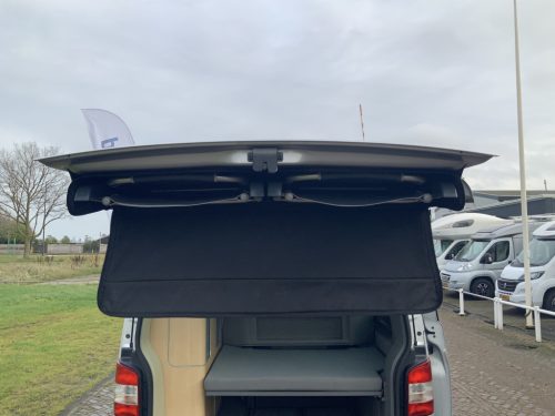 VW Westfalia California 2.5 TDi 130 HP, 5 Seats, 4 Berths, Electric pop-top roof / side door, Year of manufacture 2006 Motorhome Centrum On the Road at the Noorderringweg 4 in Marum. photo: 24