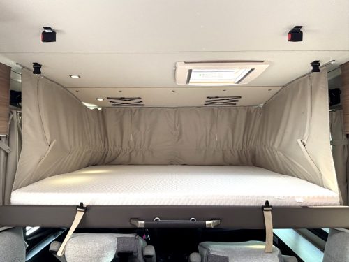 Knaus Live I 650 MEG 9TR AUTOMAAT ENKELE BEDDEN HEFBED 160PK Foto: 4