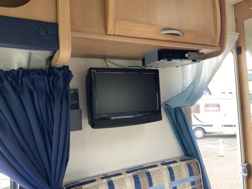 McLouis Lagan 253 G Semi-integrated, Small camper, with bicycle garage, Transverse bed, Year 2006 Camper center On The Road photo: 16