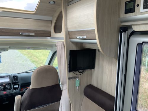 Laika Exclusieve Ecovip AUTOMATIC, 2.3 Multijet 150 HP, Semi-integrated, Queen bed, Half-dinette, Swivel seats Motorhome centre on the road photo: 15