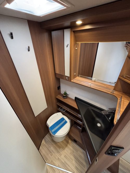 LMC Explorer SportLine 745 con cama de matrimonio y techo elevable, 2 paneles solares foto: 5